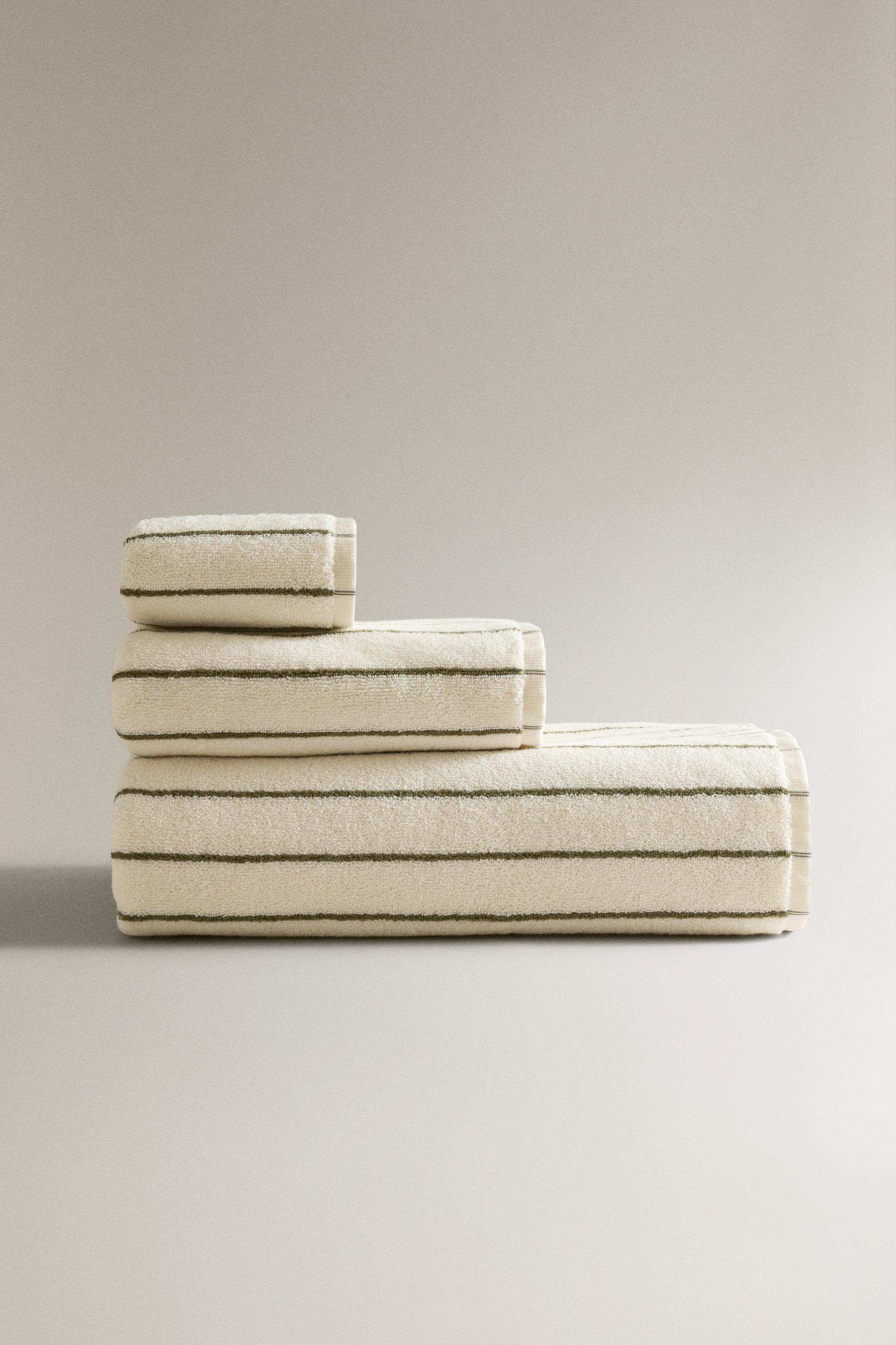 BATH TOWEL WITH CONTRAST STRIPES